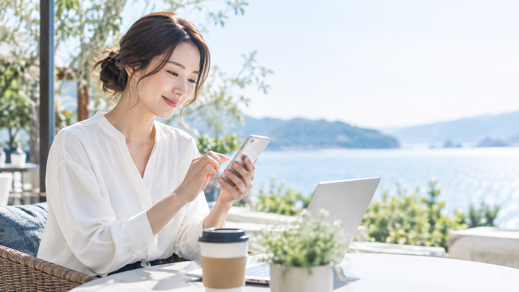 明るいカフェでスマートフォンを使う女性